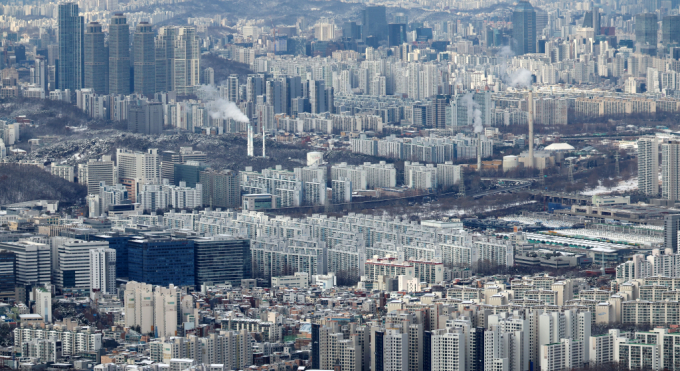 통상 봄 성수기로 불리는 3월 청약홈이 휴지기에 진입함에 따라 건설업계는 부랴부랴 분양일정에 대한 조정에 나섰다. 이달 예정돼 있던 분양일정을 다수 1~2월로 당기면서 지난달 분양실적률은 92%에 달했다./사진=뉴시스