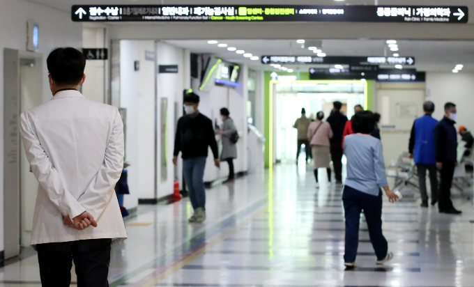 의료계의 집단행동이 한달째 이어지고 있는 가운데 정부가 전공의의 복귀를 돕기 위해 지난 12일 개설한 '전공의 보호·신고센터'에 접수된 공식 애로사항은 단 2건이다. 지난 13일 대전의 한 대학병원에서 의료진이 발걸음을 옮기고 있다. /사진=뉴스1