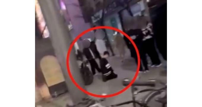유명 변호사가 서울 강남 길거리에서 클럽 직원을 무릎 꿇리고 사과를 요구하는 장면이 포착됐다. /사진= JTBC '사건반장' 캡처 