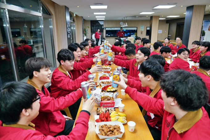 BBQ가 현업과의 소통을 강화해 기존의 틀을 깬 S-OJT교육 프로그램을 도입했다. BBQ 신입사원들이 S-OJT 교육 일환으로 캔 미팅을 진행하고 있다. /사진=BBQ