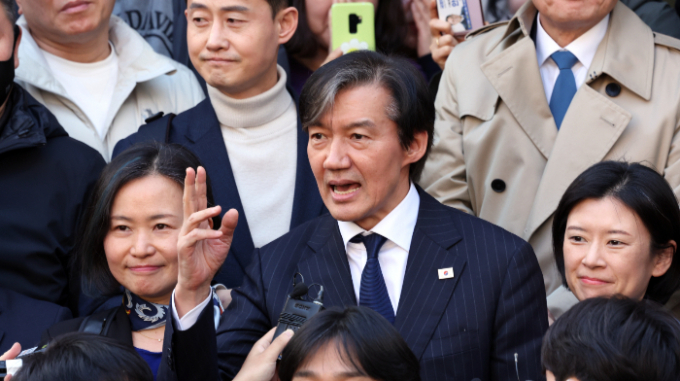 조국 조국혁신당 대표가 '한동훈 특검법' 공약에 대해 본인의 딸이 압수수색 당한 것만큼 조사받아야 한다고주장했다. 사진은 조국 조국혁신당 대표가 14일 광주 동구 충장로 우체국 앞에서 지지를 호소하는 모습. /사진=뉴스1