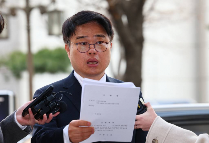 사진은 15일 서울 마포구 서울경찰청 공공범죄수사대에서 전공의 집단사직 공모 혐의 관련 조사를 받기 전 입장을 밝히고 있는 임현택 대한소아청소년과 의사회 회장. /사진= 뉴시스
