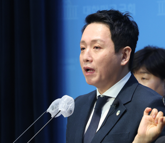 더불어민주연합의 연합정치시민사회가 임태훈 전 군인권센터 소장의 공천배제에 항의했다. 사진은 임 전 소장이 지난 4일 서울 여의도 국회 소통관에서 야권 비례대표 위성정당인 더불어민주연합의 비례대표 후보 지원 기자회견을 하는 모습. /사진=뉴스1