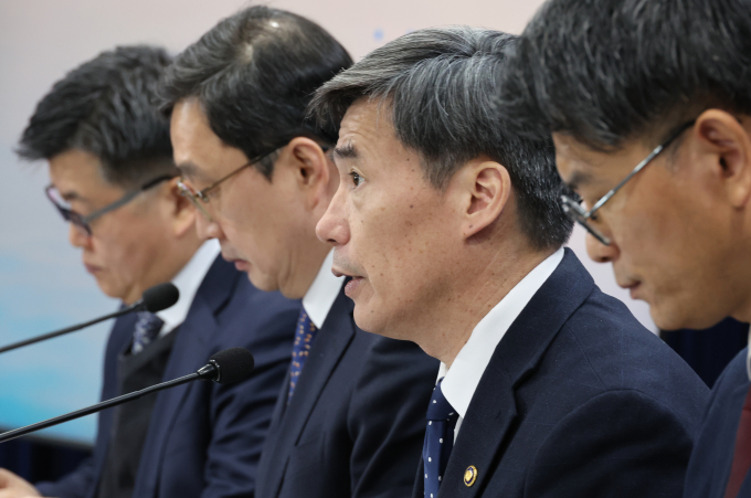 후쿠시마 앞바다 지진과 관련해 정부는 일본 해역의 방사능 관련 지표에 특이사항이 없다고 밝혔다. 사진은 4일 오전 서울 종로구 정부서울청사에서 후쿠시마 오염수 방류 관련 브리핑에 나선 박구연 국무조정실 국무1차장. /사진=뉴시스