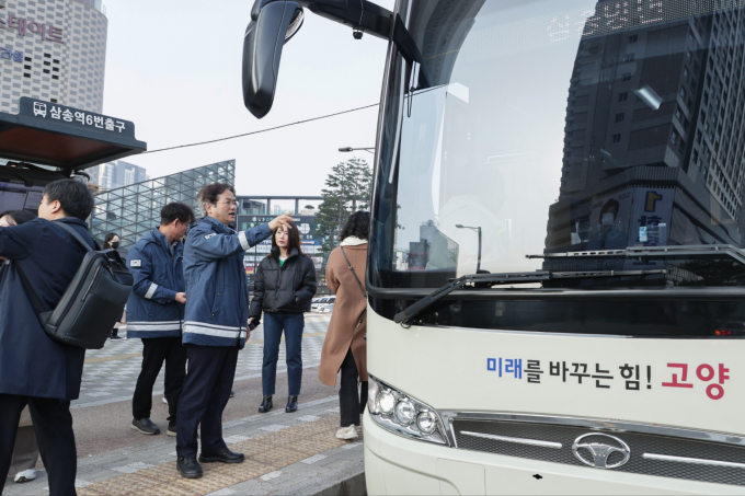 이동환 고양특례시장(오른쪽 세번째)이 15일 삼송역에서 지하철 운행 차질에 따른 대체교통편을 점검하고 있다. / 사진제공=고양특례시