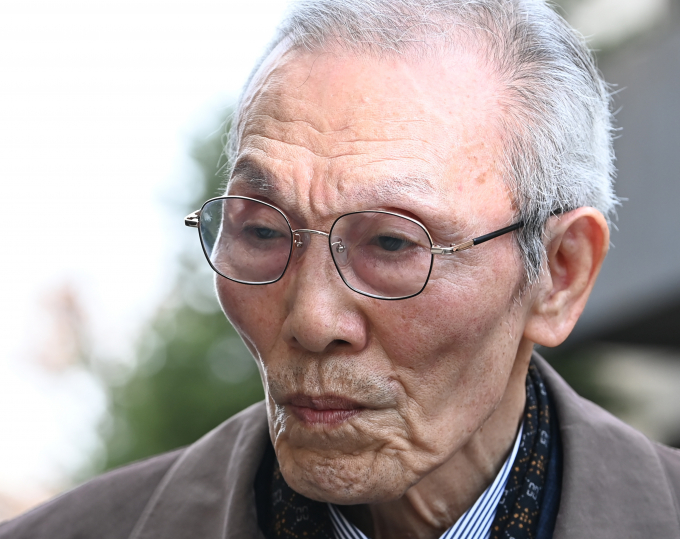 법원이 여성을 강제 추행한 혐의로 재판에 넘겨진 배우 오영수에 대해 유죄를 선고했다. 사진은 15일 경기 성남시 수원지방법원 성남지원에서 열린 선고 공판에 출석한 강제추행 혐의로 기소된 원로 배우 오영수. /사진=뉴시스