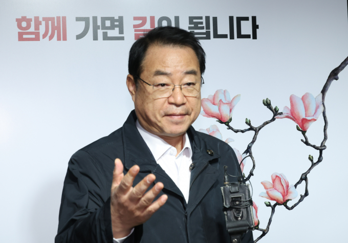 15일 국민의힘 공천관리위원회가 서울 중·성동 경선 부정 의혹을 기각한다고 밝혔다. 사진은 정영환 국민의힘 공천관리위원장이 지난 6일 서울 여의도 국민의힘중앙당사 로비에서 공천 관련 취재진의 질문에 답변하는 모습. /사진=뉴시스
