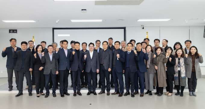 오병권 경기도 행정1부지사(앞줄 오른쪽 열번째)가 15일 도청에서 14개 시군 관계자들과 '경기 서부․동부권 사회기반시설(SOC) 대개발 구상 협의체' 첫 회의를 개최한 뒤 포즈를 취하고 있다. / 사진제공=경기도