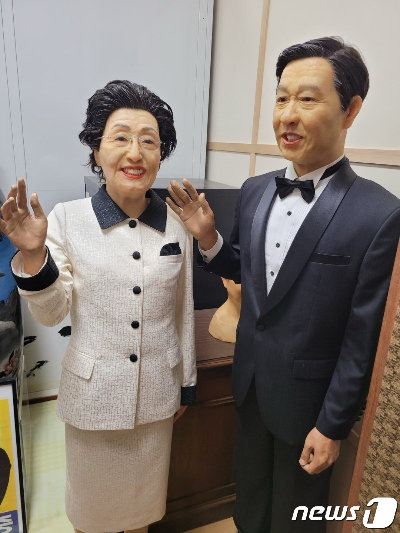 김대중노벨평화상기념관 수장고에 있는 김대중 전 대통령 부부의 인형 모습/뉴스1