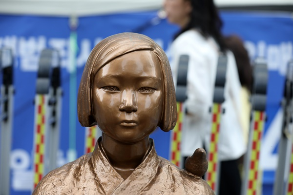 옛 주한 일본대사관 앞 평화의 소녀상에 말뚝 테러를 한 혐의로 재판에 넘겨진 일본의 스즈키 노부유키가 재판에 또 불출석했다. 사진은 지난해 8월 서울 종로구 옛 일본대사관 앞에 설치된 소녀상. /사진=뉴스1 