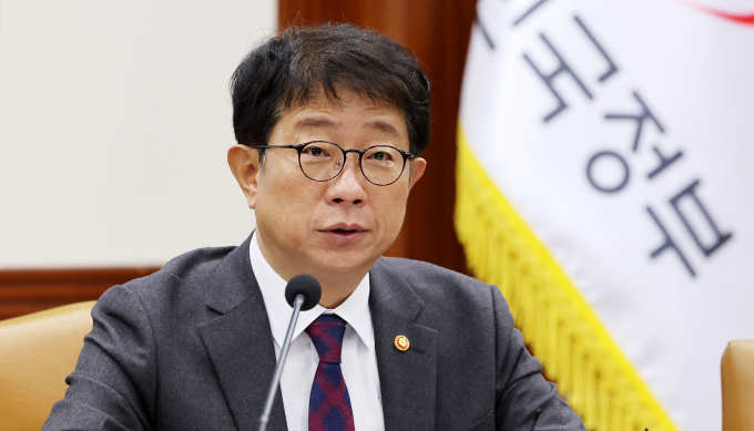 박상우 국토부 장관이 기업형 장기임대 전환 추진 간담회에 참석해 규제 완화 방안 등을 검토하겠다고 약속했다. 사진은 최근 정부서울청사에서 열린 비상경제장관회의에 참석했던 박 장관. /사진=뉴스1