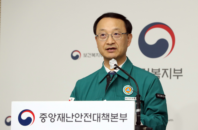 정부가 사직서 처리가 안 된 전공의를 대상으로 다른 의료기관에서 근무할 시 고용자 모두 처벌받을 수 있다고 경고했다. 전병왕 중앙재난안전대책본부 제1통제관(보건복지부 보건의료정책실장)이 16일 서울 종로구 정부서울청사에서 의사 집단행동 중앙재난안전대책본부 브리핑을 하고 있다. /사진=뉴스1