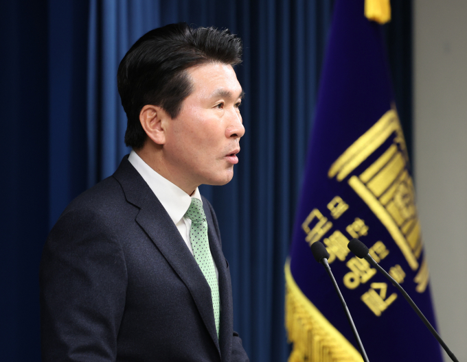 KBS 기자 출신인 황상무 대통령실 시민사회수석이 MBC를 겨냥해 '언론인 회칼 테러 사건'을 언급해 논란이 커지고 있다. 사진은 지난 1월 서울 용산 대통령실 청사에서 진실·화해를위한과거사정리위원회 관련 브리핑에 나선 황상무 대통령실 시민사회수석. /사진=뉴시스