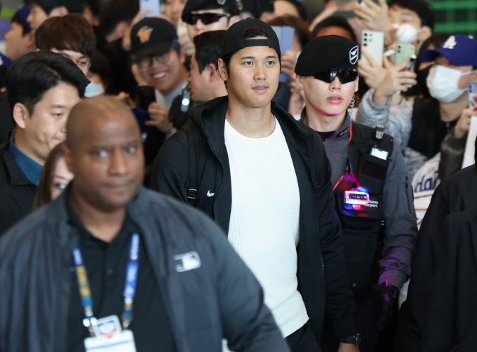 MLB 서울시리즈를 치르는 LA 다저스 선수단이 입국했다. 사진은 다저스 일본인 선수 오타니 쇼헤이가 입국장에 들어서고 있는 모습. /사진= 뉴스1