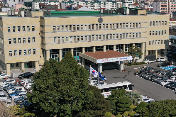 제주 소재 한 고등학교 교사가 학급 단체 단톡방에 고3 전체 학생 성적이 담긴 파일을 올려 그 내용이 유출되는 일이 벌어졌다. 사진은 제주특별자치도교육청 전경. /사진= 제주도교육청 제공 