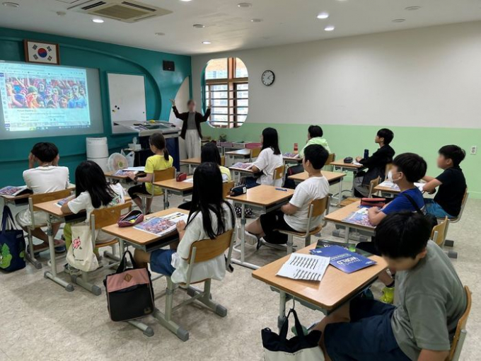 안양시가 무료로 운영하는 권역별 영어체험센터에서 학생들이 영어 수업을 받고 있다. / 사진제공=안양시