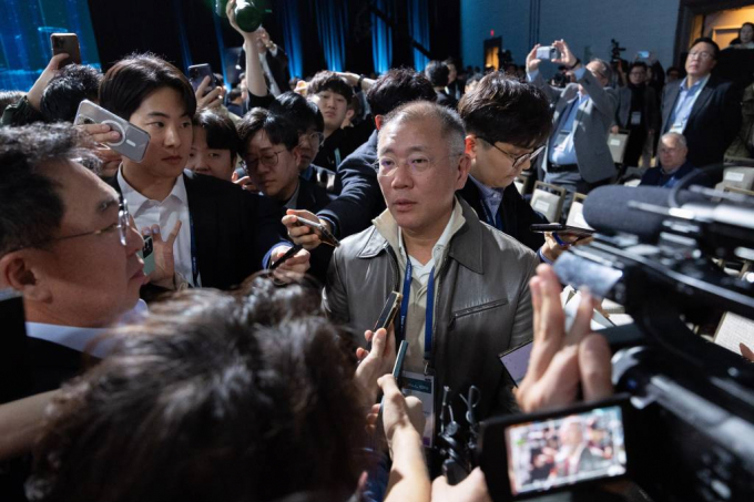 세계 최대 가전·IT(정보기술) 전시회 'CES 2024' 개막을 하루 앞둔 8일(현지시간) 미국 네바다주 라스베이거스 만달레이 베이에서 열린 현대자동차 프레스 컨퍼런스에서 정의선 현대자동차 그룹 회장이 취재진 질문을 받고 있다. 2024.1.9/뉴스1  
