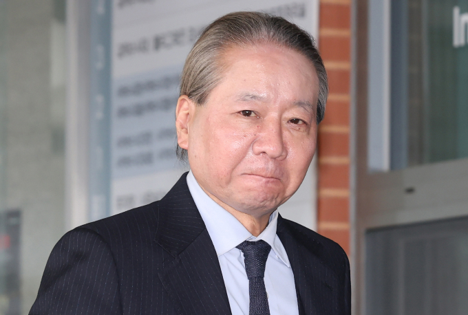 정부가 집단으로 사직서를 제출한 전공의들이 다른 의료기관에 취업할 경우 고용주도 처벌하겠다는 방침을 내놓은 가운데 대한의사협회(의협)가 사실을 왜곡한 채 법 적용을 자의적으로 하고 있다고 지적했다. 주수호 의협 비상대책위원회 언론홍보위원장이 지난 11일 서울 종로구 서울경찰청에서 고소인 조사를 마치고 나오고 있다. /사진=뉴스1