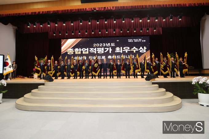 농협중앙회가 전국 1111개 농축협을 대상으로 실시한 '2023년도 종합업적평가'에서 수상한 전남 농축협 12개 사무소 관계자들이 기념사진을 찍고 있다/사진=농협전남본부 제공.