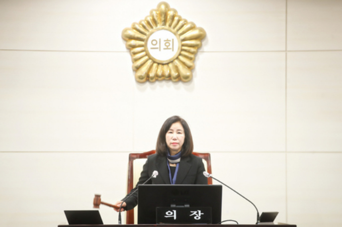 김경희 화성시의회 의장이 제229회 임시회 제2차 본회의에서 의사봉 두드리고 있다. / 사지넺공=화성시의회