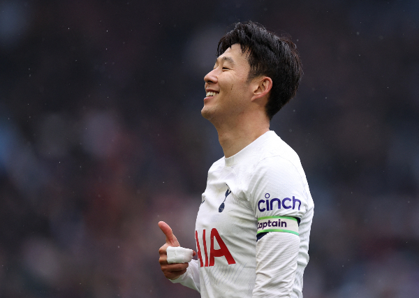 토트넘 훗스퍼가 프리미어리그 5위에 그치더라 다음 시즌 유럽축구연맹(UEFA) 챔피언스리그에 나갈 수 있는 가능성이 생겼다. 사진은 지난 10일(한국시각) 영국 버밍엄 빌라 파크에서 열린 프리미어리그 경기에서 아스톤 빌라를 상대로 골을 넣고 세리머니하는 손흥민. /사진=로이터 