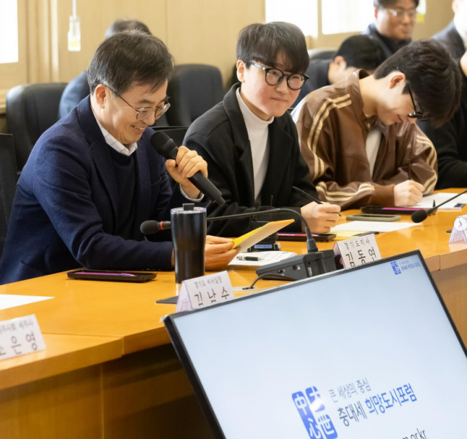 김동연 경기도지사(왼쪽)가 15일 충남 아산에 있는 호서대 벤처산학협력관에서 '유쾌한 반란'을 주제로 한 대학생 대상 특강을 하고 있다. / 사진=김동연 지사SNS 캡처