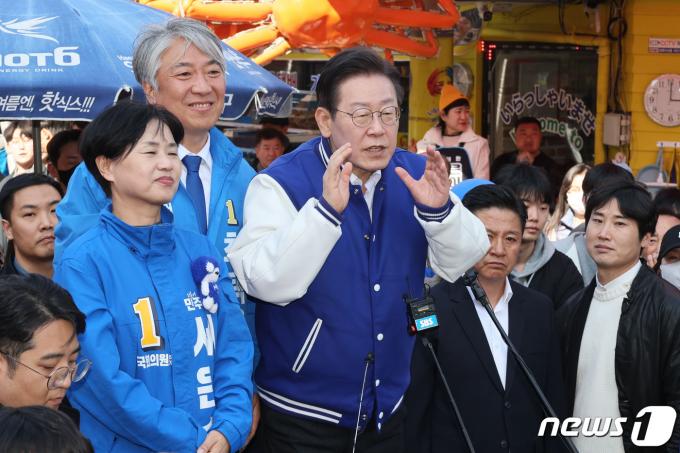 이재명 더불어민주당 대표가 15일 오후 부산 기장군 기장시장에서 부산지역 총선 후보들과 기자회견을 하고 있다. (공동취재) 2024.3.15/뉴스1 ⓒ News1 윤일지 기자