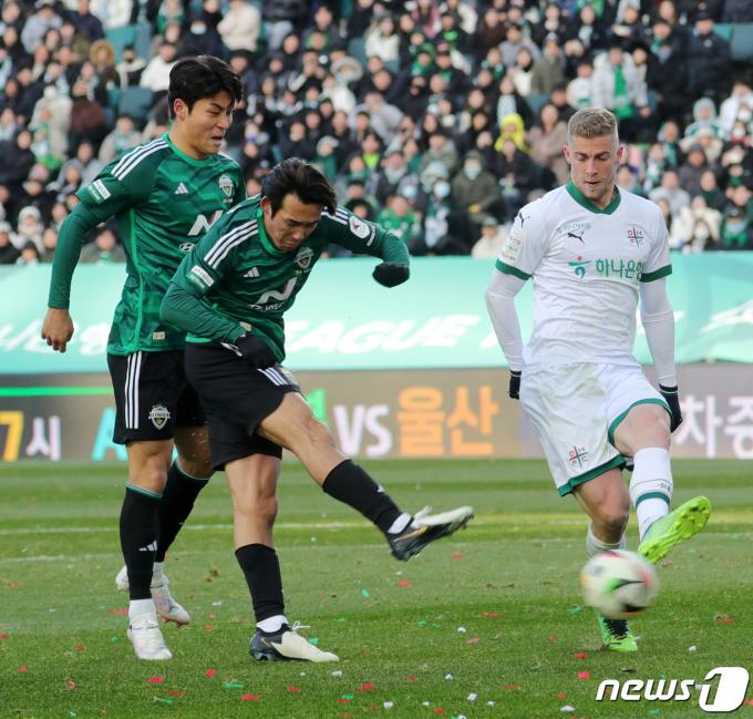 1일 전북 전주시 전주월드컵경기장에서 열린 하나은행 K리그1 2024 개막전 전북현대와 대전하나시티즌의 경기에서 전북 송민규가 슛을 하고 있다. 2024.3.1/뉴스1 ⓒ News1 유경석 기자