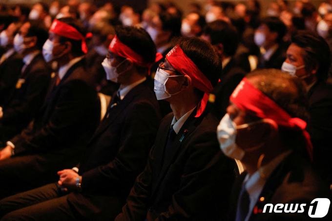 일본 도쿄에서 연례 봄철 임금 인상 투쟁, 소위 '춘투' 집회가 열려 노조 조합원들이 머리에 붉은 두건을 메고 참석했다. 2023.03.09/ ⓒ 로이터=뉴스1 ⓒ News1 권진영 기자