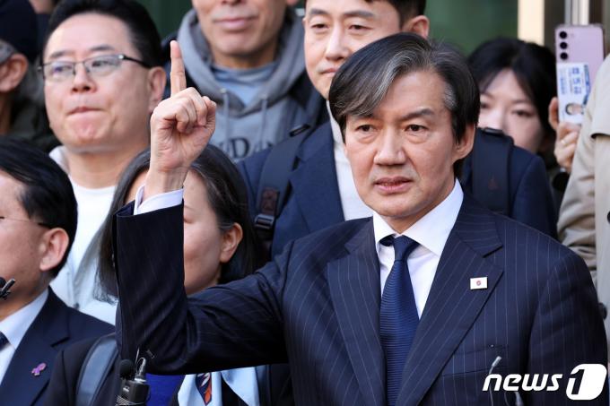 조국 조국혁신당 대표가 14일 광주 동구 충장로 우체국 앞을 찾아 시민들에게 인사하고 있다. 2024.3.14/뉴스1 ⓒ News1 김태성 기자