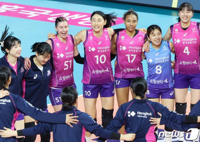 [사진] '윌로우 ·김연경 33점' 흥국생명, 3-0 완승