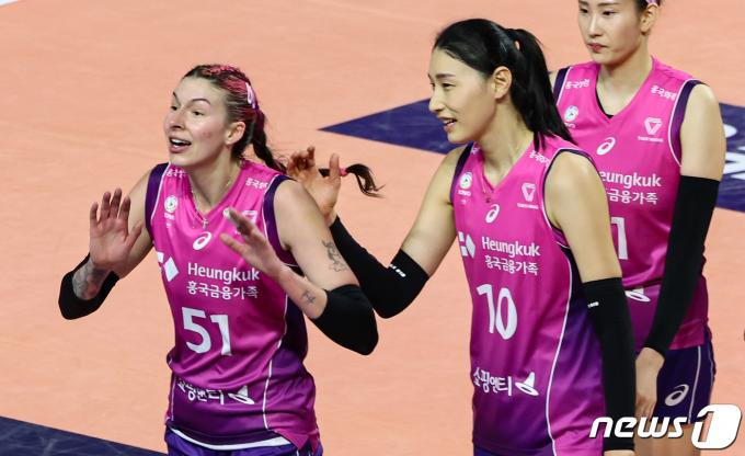 [사진] '윌로우 ·김연경 33점' 흥국생명, 완벽한 승리