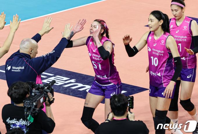 [사진] '윌로우 ·김연경 33점' 흥국생명, 완벽한 승리