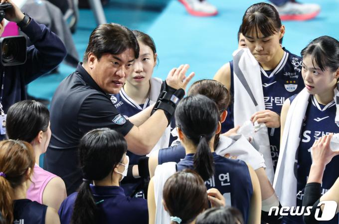 [사진] 작전 지시하는 차상현 감독