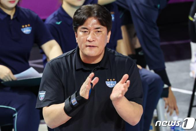 [사진] 선수들 격려하는 차상현 감독