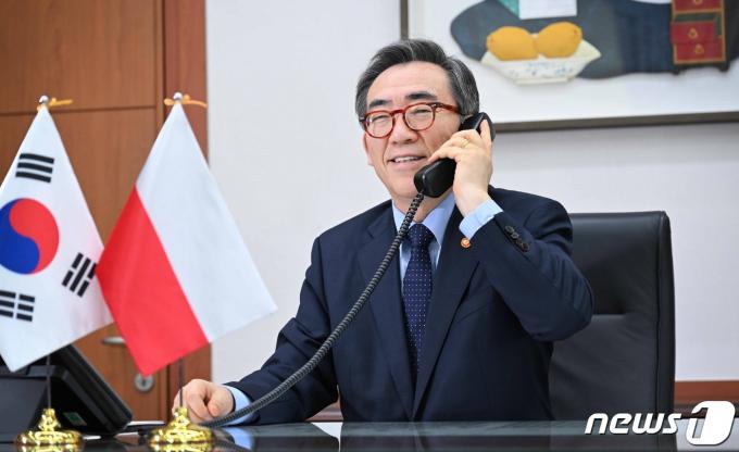 조태열 외교부 장관이 라도스와프 시코르스키 폴란드 외교장관과 전화통화를 하고 있다.(외교부 제공)