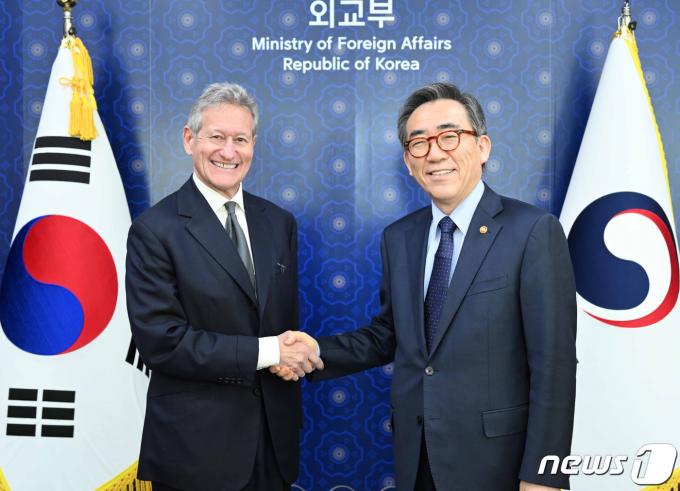 [사진] 조태열 장관, 존 칩먼 영국 국제전략문제연구소 이사장 접견