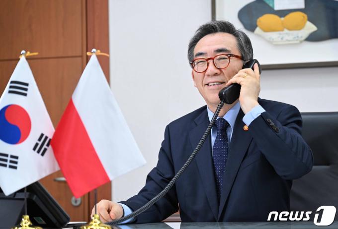 [사진] 조태열 장관, 폴란드 외교장관과 통화