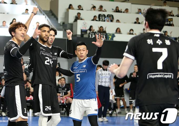 [사진] 현대캐피탈, OK금융그룹 꺽고 봄배구 진출 확정