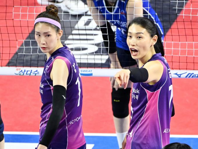 흥국생명의 김연경(오른쪽)과 김수지. (KOVO 제공)