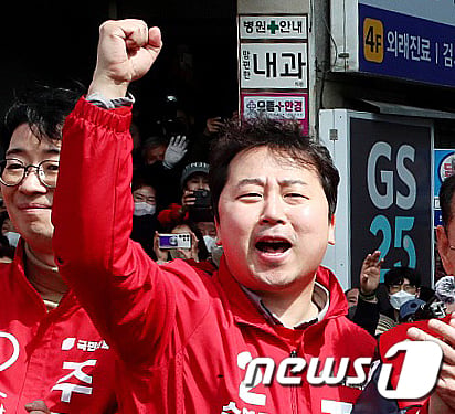 장예찬 국민의힘 부산 수영구 후보가 14일 부산 북구 구포시장에서 인사를 하고 있다. (공동취재) 2024.3.14/뉴스1 ⓒ News1 ,송원영 기자