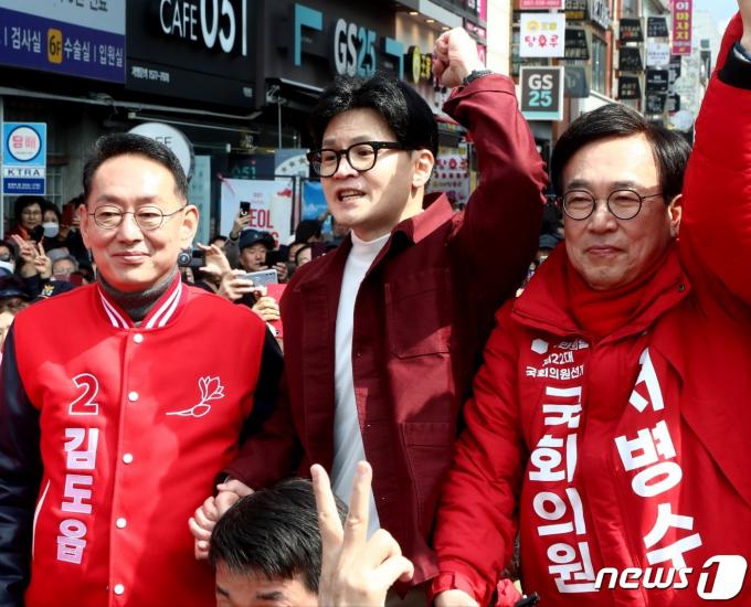 한동훈 국민의힘 비상대책위원장이 14일 부산 북구 구포시장에서 김도읍, 서병수 후보와 시민들을 향해 인사하고 있다. (공동취재) 2024.3.14/뉴스1 ⓒ News1 윤일지 기자