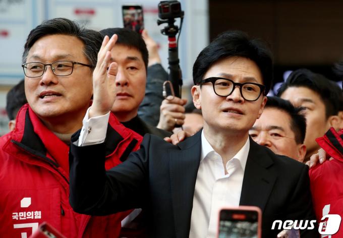 한동훈 국민의힘 비상대책위원장이 11일 오후 경기 고양 일산동구 라페스타에 방문해 시민들에게 인사하고 있다. 한 위원장은 당내 경기-서울 리노베이션TF와 함께 고양시에 방문, 서울 편입과 경기 분도 문제에 대한 주민들의 의견을 청취했다. (공동취재) 2024.3.11/뉴스1 ⓒ News1 장수영 기자