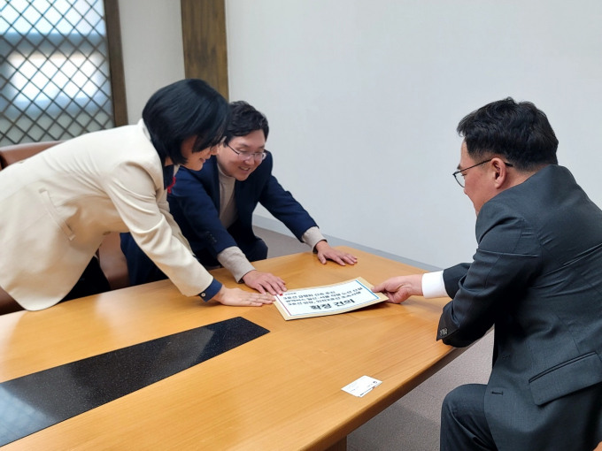 김용태 일산시정 국민의힘 후보(가운데)가 김현아 총괄선대본부장과 함께 국토부 제2차관을 찾아 면담하고 있다. / 사진제공=김용태 후보 선대위 