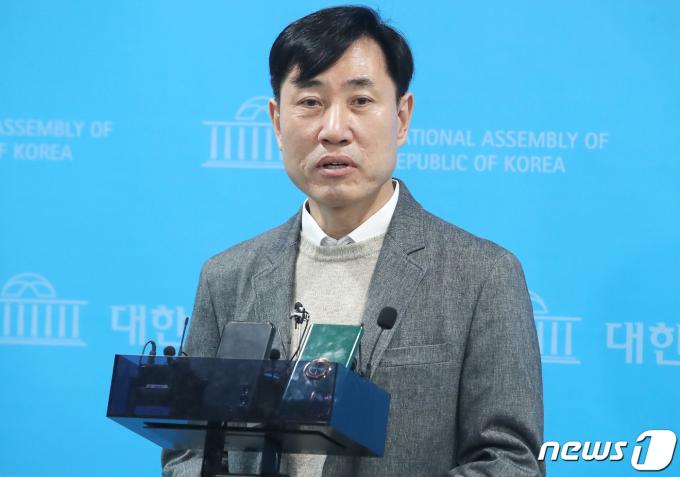 하태경 국민의힘 의원이 29일 오전 서울 여의도 국회 소통관에서 제22대 국회의원 선거(총선) 출마 희망지를 서울 종로에서 서울 중구·성동을 지역구로 변경한 것과 관련해 취재진의 질문에 답하고 있다. 2024.1.29/뉴스1 ⓒ News1 임세영 기자