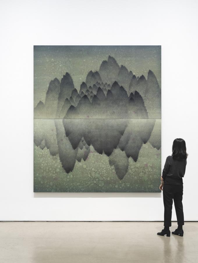 [갤러리현대] 에디션 R - 《풍경 (Incorporeal Landscape)》 전시 전경. 도윤희, 천국과 지상의 두개의 침묵은 이어져 있다. 2004, oil and pencil with vanish on linen, 282x244cm.