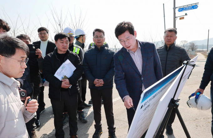이상일 용인특례시장(우측 2번째)이 지난 15일 보개원삼로 확장공사 현장을 방문했다. / 사진제공=용인특례시