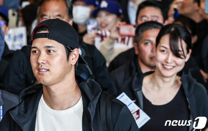 미국프로야구(MLB) 월드투어 서울시리즈에 출전하는 LA 다저스 오타니 쇼헤이가 15일 오후 인천국제공항 제1터미널을 통해 부인 다나카 마미코와 함께 입국하고 있다. 2024.3.15/뉴스1 ⓒ News1