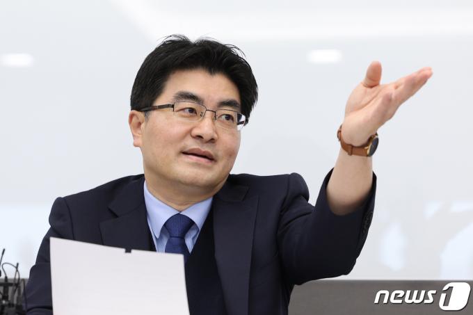 방재승 서울의대 교수협의회 비상대책위원장이 16일 오전 서울 종로구 HJ비즈니스센터에서 기자회견을 하고 있다. 전국 20개 대학이 모인 전국 의과대학 교수 비상대책위원회는 오는 25일부터 자율적으로 사직서를 제출하기로 의결했다. 다만 교수들은 사직이 완료되기 전까지는 환자 진료에는 최선을 다하겠다는 입장이다. 2024.3.16/뉴스1 ⓒ News1 신웅수 기자