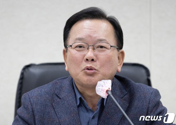 김부겸 더불어민주당 상임공동선대위원장이 14일 오후 경기도 수원시 영통구 디지털엠파이어2에서 제22대 국회의원선거 수원무에 출마한 염태영 후보와 함께 기업인 간담회를 하고 있다./뉴스1 ⓒ News1 이재명 기자